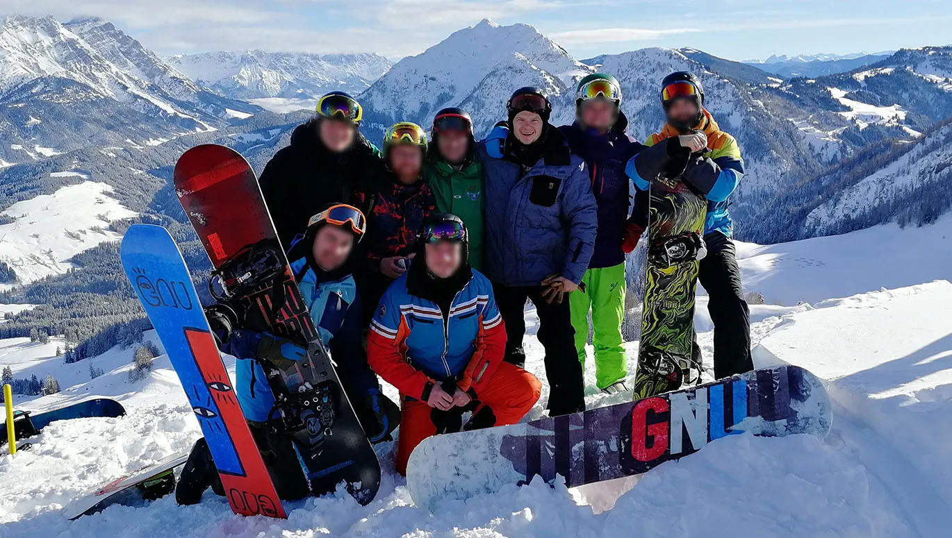 Snowboarding în iarnă.