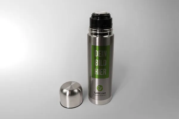 Mockup: Thermosflasche klassisch Metall mit Verschluss, Deckel daneben