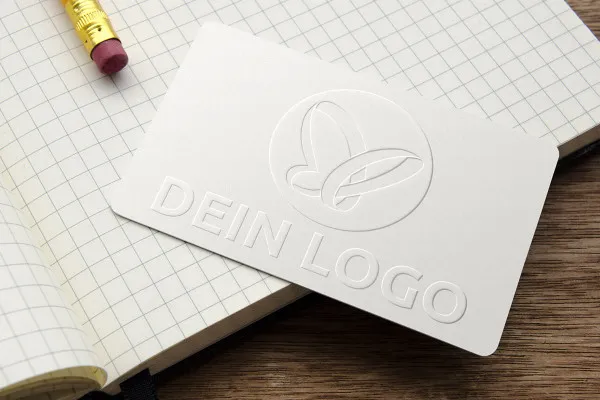 Photoshop-Mockup-Vorlage für Logos: weiß und erhaben auf Visitenkarte