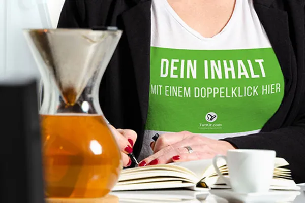 Photoshop-Mockup-Vorlage für Kleidung: T-Shirt, Frau an einem Schreibtisch