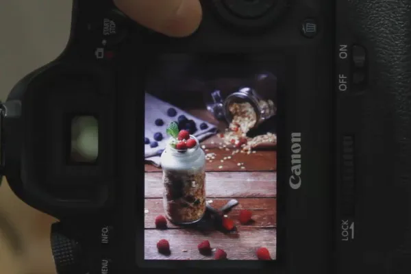 Food-Fotografie mit available Light und Blitzen – 2.6 Tischdeko: Bildaufbau vervollständigen