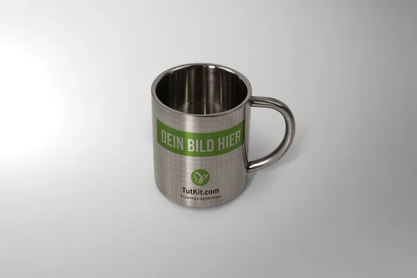 Mockup: Căni metalice de cafea cu mâner.