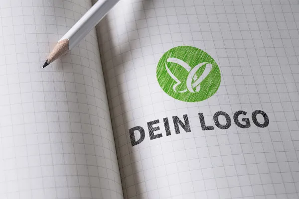 Photoshop-Mockup-Vorlage für Logos: Buntstiftzeichnung auf kariertem Papier