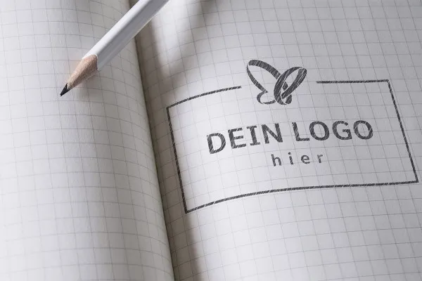 Photoshop-Mockup-Vorlage für Logos: Bleistiftzeichnung auf kariertem Papier