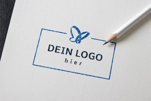 Photoshop-Mockup-Vorlage für Logos: schraffierte Zeichnung auf Papier