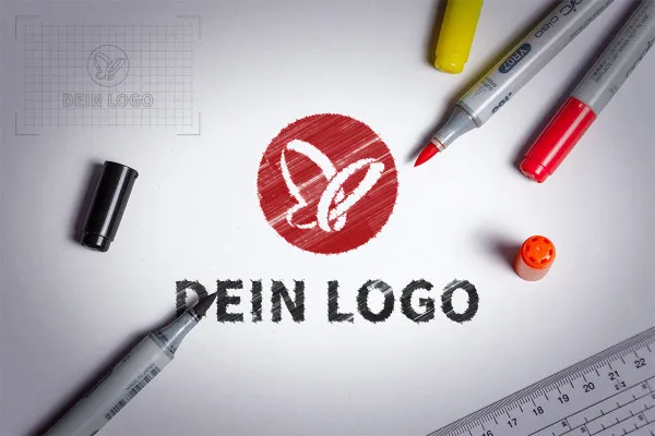 Photoshop-Mockup-Vorlage für Logos: Filzstiftzeichnung mit Schraffur