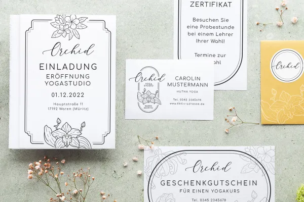 Visitenkarten und Geschenkgutscheine mit floralen Grafiken