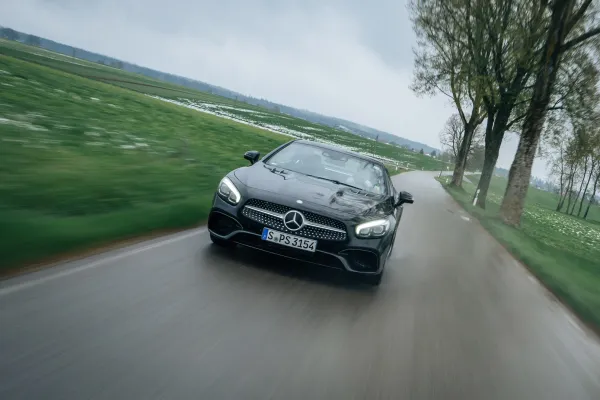 Auto während der Fahrt auf einer Straße aufgenommen