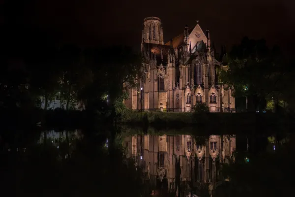 Clădire iluminată în timpul nopții - în cadrul antrenamentului de fotografie nocturnă se arată cum funcționează captura.