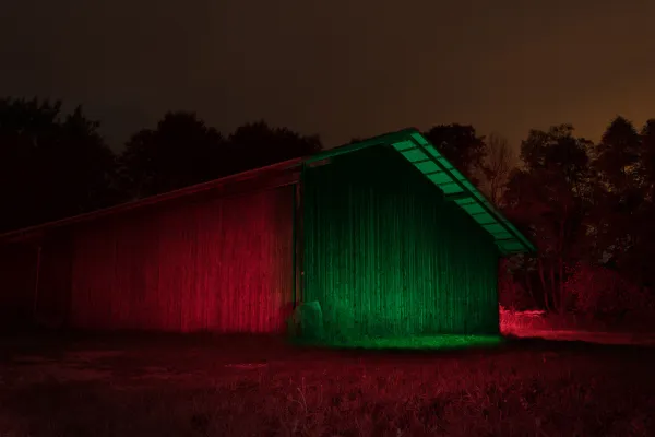 Realizarea de fotografii creative pe timp de noapte - în cadrul antrenamentului, un hambar întunecat va fi luminat cu lumini de mers și LED-uri colorate.