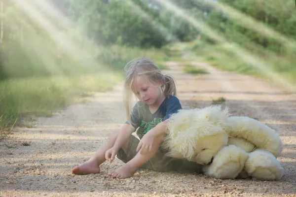 Mädchen mit Hund auf Waldweg, eingearbeitete Flares