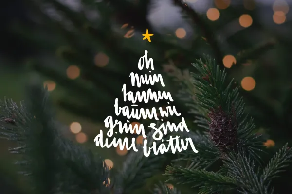 Frohe Weihnachten, Handlettering-Vorlage über einem Bild