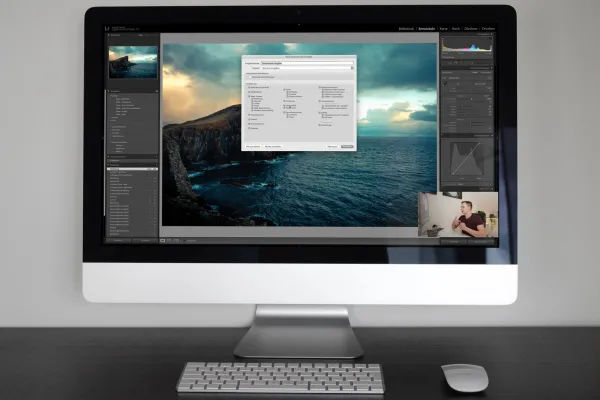 Fotobearbeitung mit Lightroom Classic CC, ein Monitor zeigt den Ausschnitt aus dem Tutorial