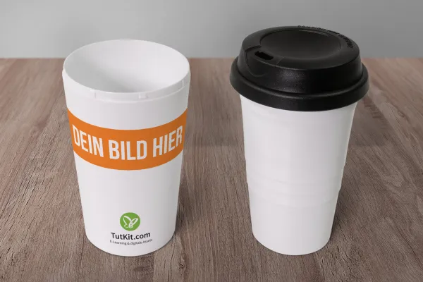 Mockup für einen Thermobecher auf einem Tisch