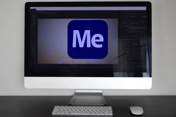 Sigla Adobe Media Encoder pe un monitor