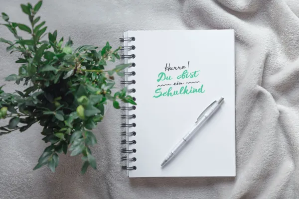 Handlettering für den Schulanfang auf einem Notizblock