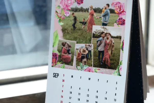 Colaj foto decorat cu flori într-un calendar foto.