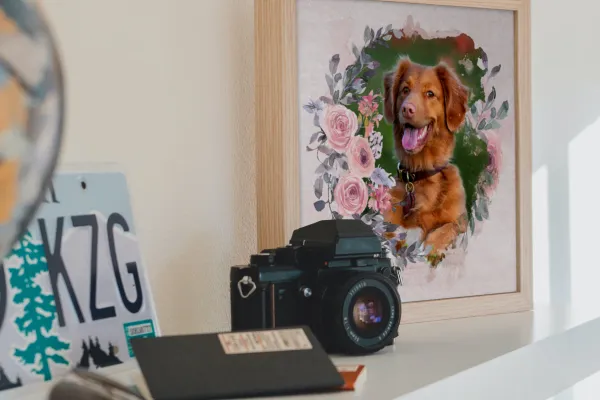 Foto mit Hund in einem beblümten Aquarell-Rahmen, ausgedruckt und eingerahmt