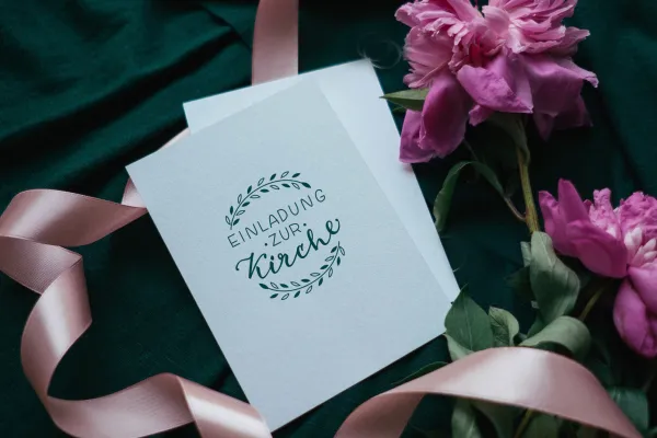 Invitație la botez cu handlettering.