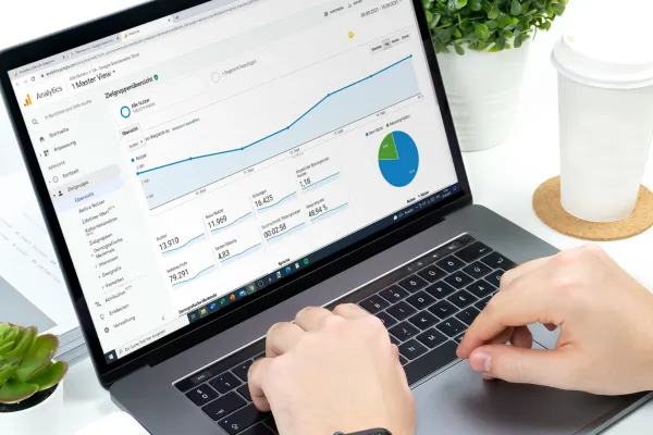 Google Analytics 4 auf einem Laptop, Auszug aus dem Tutorial